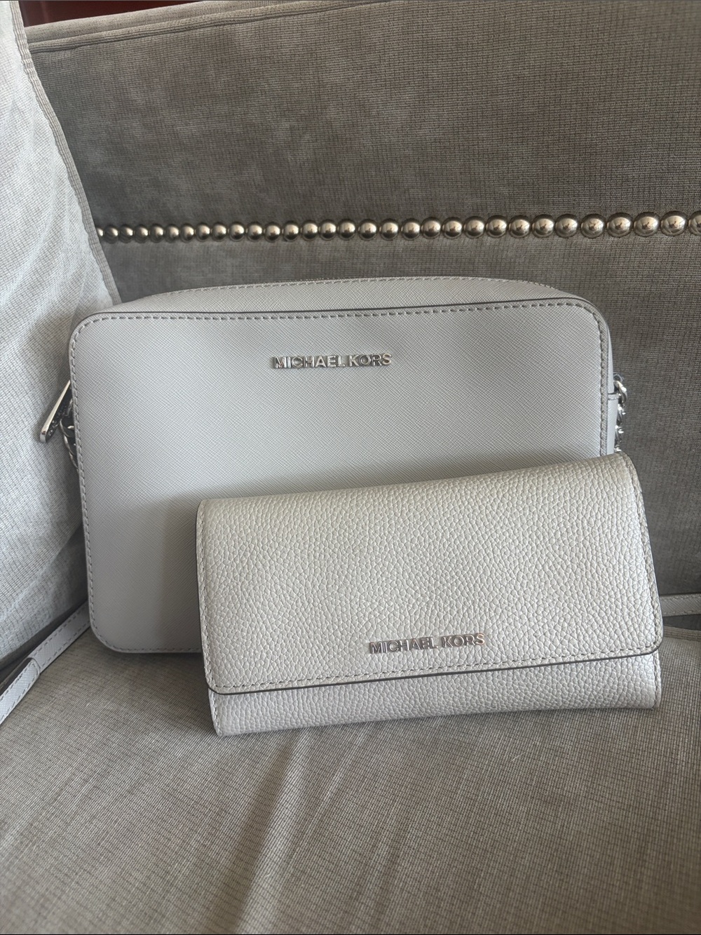 MICHAEL KORS Light Gray Saffiano Crossbody with Chain Strap and Wallet